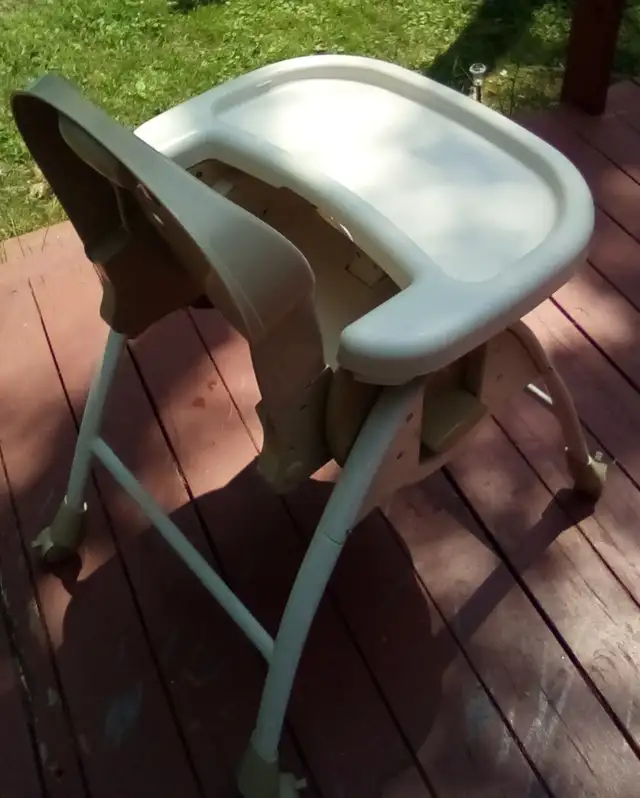High Chair - calling all Grandparents ! in Feeding & High Chairs in Petawawa - Image 5