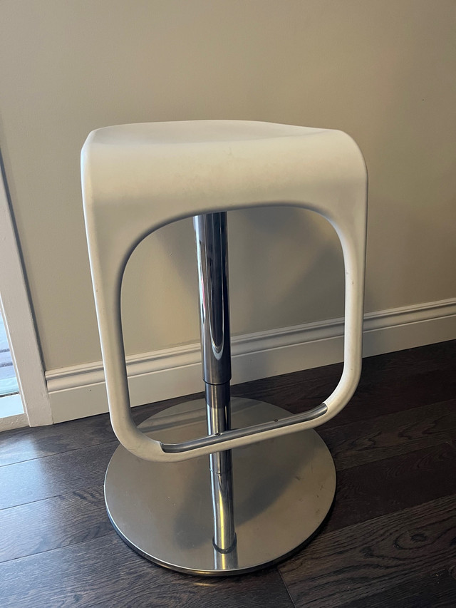 White bar stools *like new* for sale in Kitchen & Dining Wares in City of Toronto