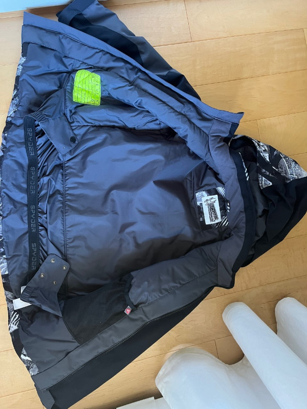 Kids Spyder ski jacket in great condition size 14 in Kids & Youth in City of Toronto - Image 3