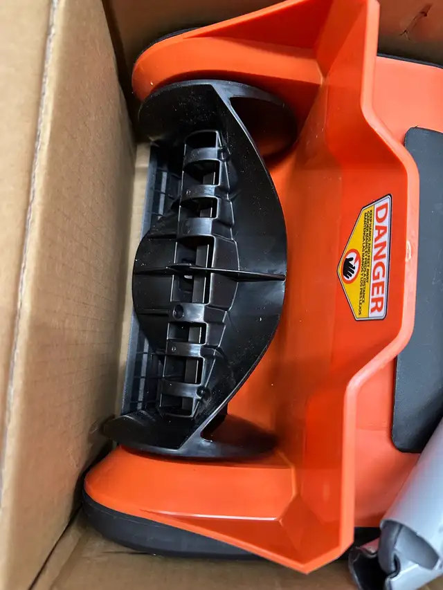 MaxLander Electric Snow Shovel, model SPEG03 in Snowblowers in Mississauga / Peel Region - Image 7