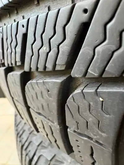 Low milage, good 6mm tread depth remaining.