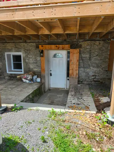 Welcome to this compact 1 bedroom, 1 bathroom apartment, located on the lower level in a triplex. Th...