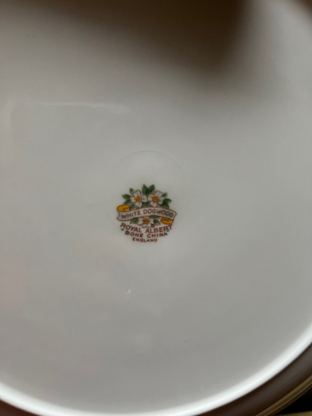 Royal Albert White Dogwood Handled Bone China Cake Plate in Kitchen & Dining Wares in St. Catharines - Image 3