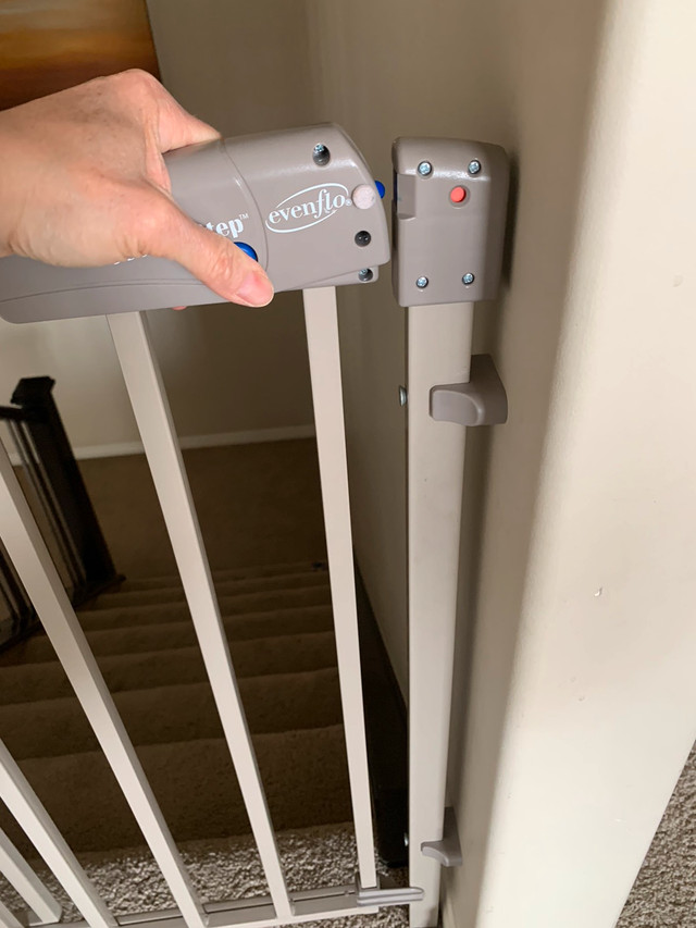 metal wall mounted easy open by Evenflo Baby gate Gates, Monitors