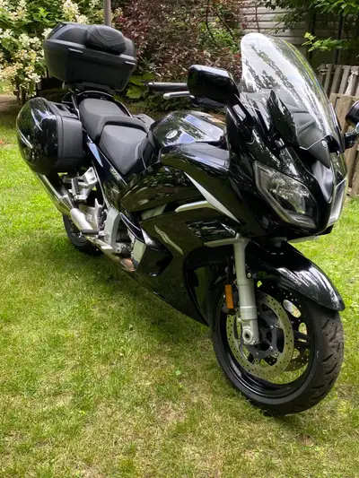 YAMAHA FJR 1300 2015, 24,000 km, en excellente condition peu de millages, toile de rangement, 5vites...