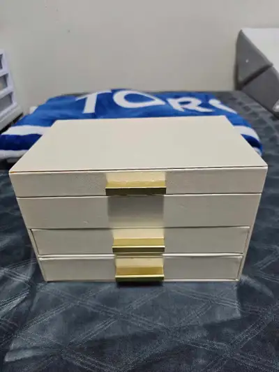 DECLUTTERING SALE Colour: Crème with gold hardware Minor wear (see pics) FINAL SALE PRICE IS FIRM Ac...