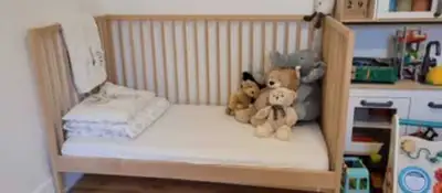 Lit de bébé IKEA + matelas – Comme neuf, View more