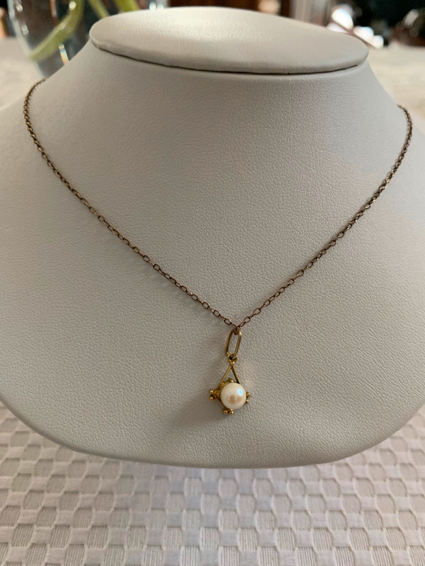 Gold filled necklace with  gold/pearl pendant in like new condi in Jewellery & Watches in Oshawa / Durham Region