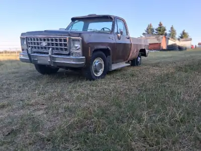 Im pretty sure this is a 1979 or 1980 truck. It has the big block 454 7.4 litre engine. The body and...