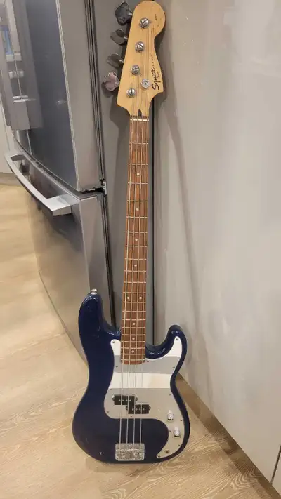 This Squier Affinity P-Bass is a pre-owned electric bass guitar in good condition, perfect for playe...