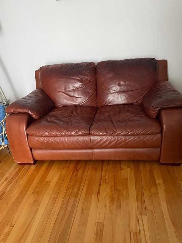 Couch Italian Leather  dans Sofas et futons  à Ville de Montréal