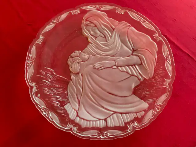 15” Clear Glass Christmas Platter - Picture of Mary and Baby63234578948097120