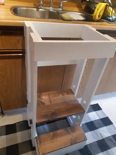 Child's learning tower in clean/good used condition. Adjustable as the child grows. Smoke free/pet f...