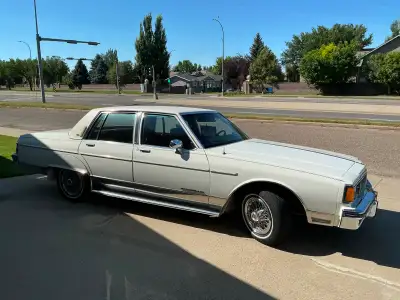 Wire hubcaps front and rear camera Sirius radio new air conditioner,new alternator very nice car 350...