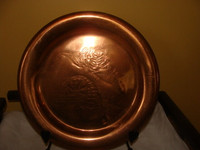 Magnifique assiette en cuivre, image de rose sculpté