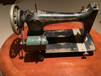 This beautiful vintage Singer sewing machine is a classic piece of history, likely manufactured in t...