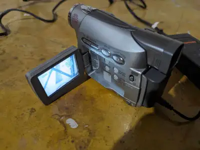 1 camera video JVC avec chargeur et 3 batery  et 1 boite de 6 ca, View more