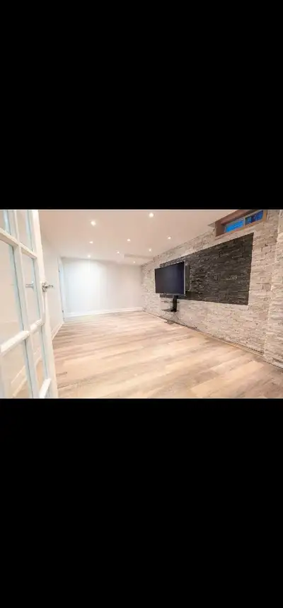 luxury two bedrooms lowerlevel apartment in square one