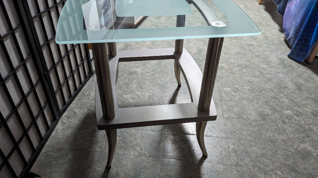 Très belle table de salon ou même de chevet en verre trempé. dans Autres tables  à Ville de Québec - Image 3
