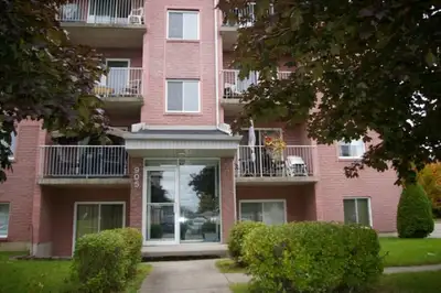 • Près du golf, autoroute(7 mtes du Chu) Carrefour et Université • Grand 4 ½ aire ouverte avec 2 por...