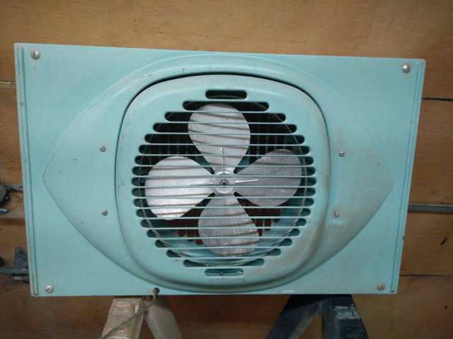 Ventilateur de fenêtre fan boîte en contreplaqué à air climatisé dans Chauffage et climatisation  à Longueuil/Rive Sud