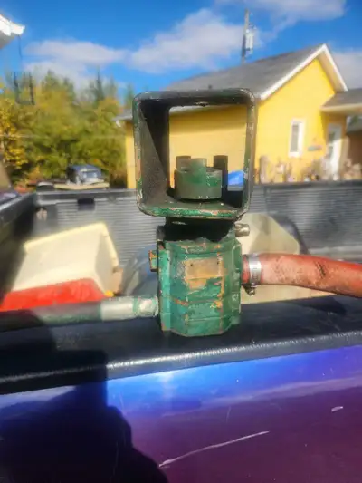 This is a used hydraulic valve with standard fittings, ready for your hydraulic system needs. It sho...