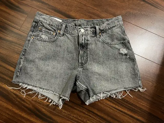 Gap women’s size 28 (6) denim shorts, grey distressed in Women's - Bottoms in Oshawa / Durham Region - Image 2