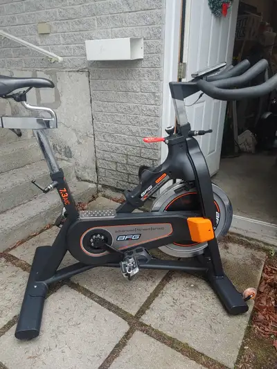 Vélo spinning AFG 7.3 aic haute qualité 350$ ferme pas négociabl, View more