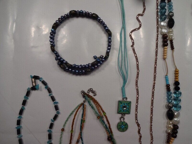 colliers couleur bleu lot de 9 dans Bijoux et montres  à Longueuil/Rive Sud - Image 3