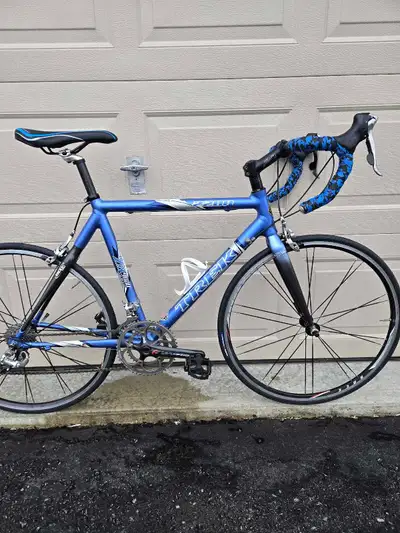 Trek 2200 ZR 9000 Road Bike. 50 cm part Aluminum part carbon fiber. It will fit someone 5.0 to 5.4 Z...