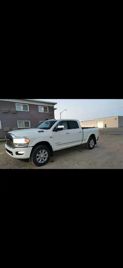 2021 ram 3500 limited 6.7 with rear air suspension, Truck is accident free, new windshield, tinted f...
