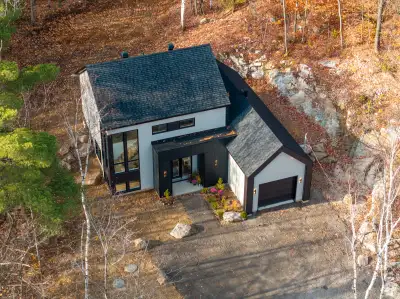 Le parfait équilibre entre nature et confort moderne! Nichée sur un terrain boisé de 126 000 pi², sa...