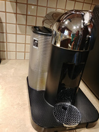 Machine à café Nespresso virtuo et bac à capsules