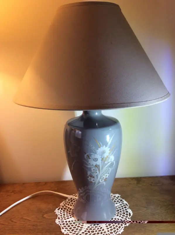 Vintage Hand Painted GREY PORCELAIN TABLE/DESK LAMP - Looks New! in Indoor Lighting & Fans in City of Toronto - Image 11