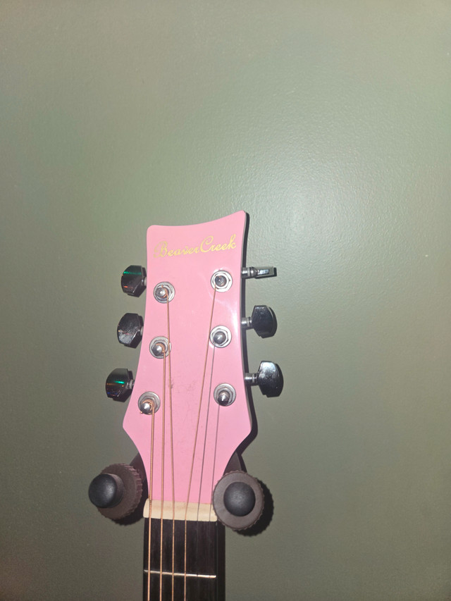 Acoustic guitar in Guitars in Fort McMurray - Image 2