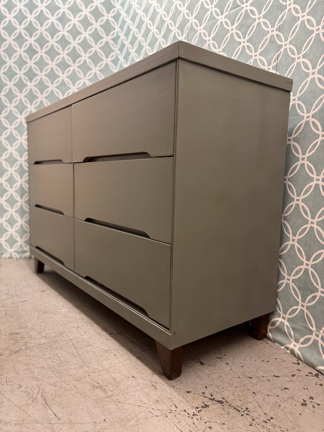 (Free Delivery) Refinished Dresser • Commode Revalorisee dans Commodes et armoires  à Ville de Montréal