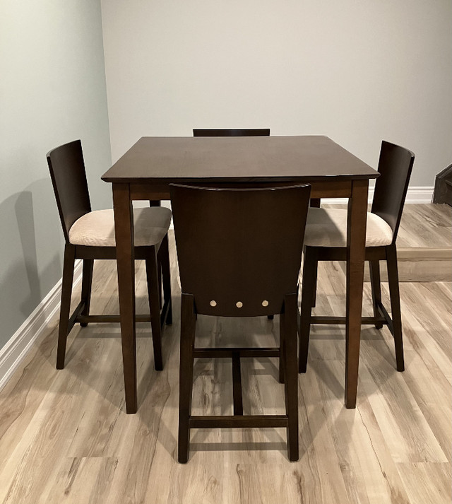 Eat-in Dining Set in Dining Tables & Sets in Markham / York Region