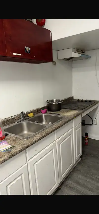 A calm small private room (basement) with a shared bathroom and kitchen. Easy Trasportation with nea...