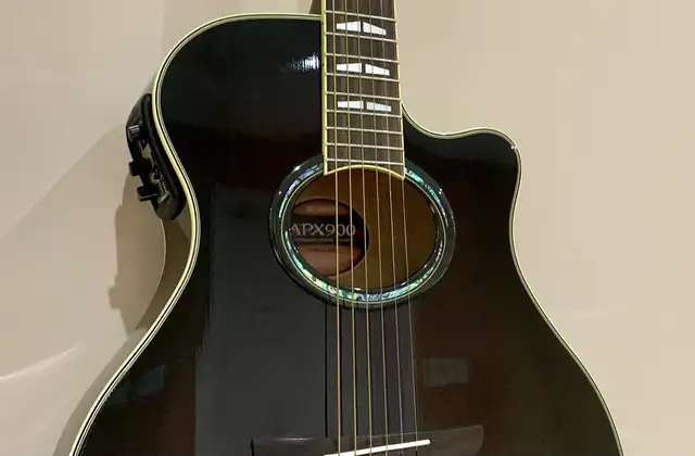 Yamaha apx900 MBL acoustic / electric guitar with hard case in Guitars in Markham / York Region - Image 6