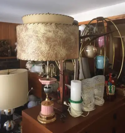 Grande lampe de table rose rétro, superbe abat jour fibre de verre comme neuf. We are selling a beau...