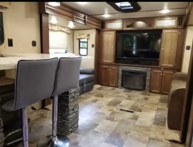 2017 Keystone Sprinter 332DEN | 4 Slides | Rear Living | $38,000 in Travel Trailers & Campers in Chilliwack - Image 2