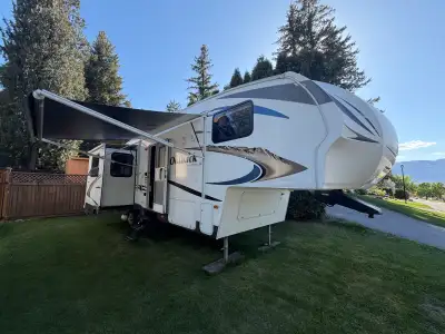 2011 Keystone Outback 5th Wheel New Awning Smart TVs - living room/bedroom Sleeps 6 Excellent condit...