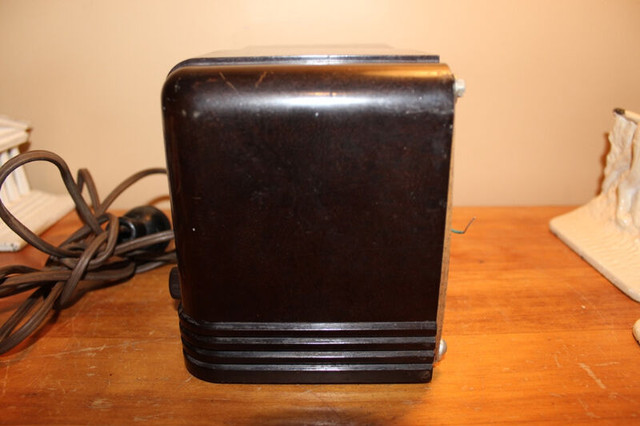 Vintage RCA Victor Radio in Arts & Collectibles in London - Image 3