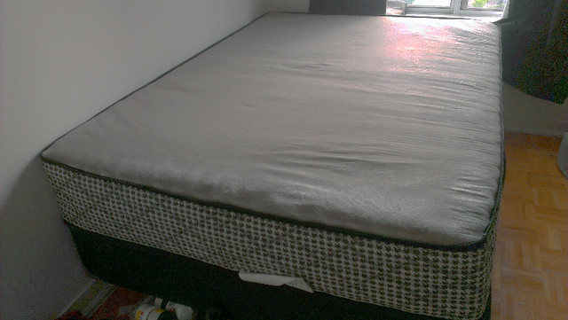 Mattress. Queen Size. Used (like new). Marilyn Monroe Collection in Beds & Mattresses in City of Toronto - Image 3