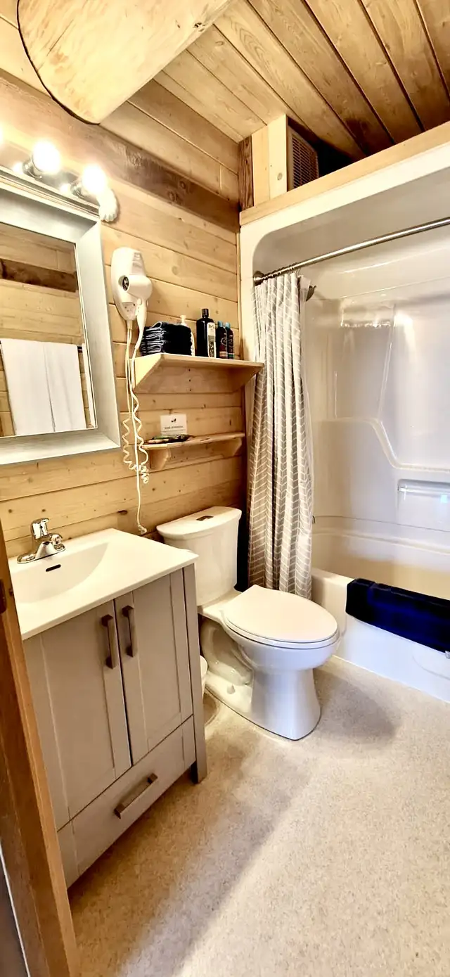 Stunning waterfront cabin on hidden gem of an island! in British Columbia in Canada - Image 3