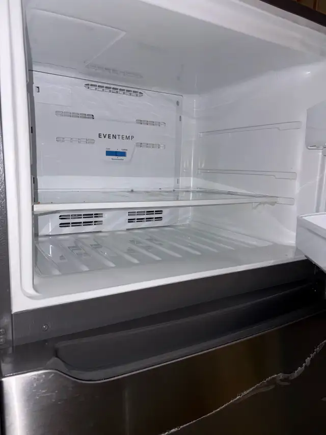 Frigidaire Refrigerator top freezer in Refrigerators in Oakville / Halton Region - Image 6