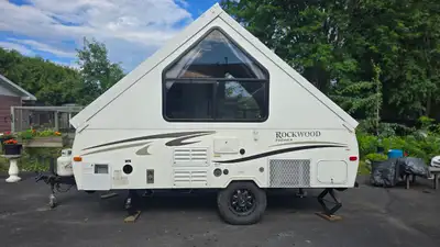 Bonjour, Je mets en vente ma magnifique tente-roulotte à parois rigides Rockwood Premier (Modèle A12...