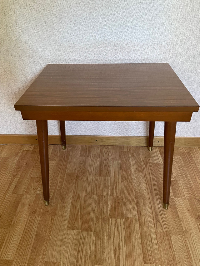 Petite table retro / small vintage table dans Autres tables  à Longueuil/Rive Sud - Image 2