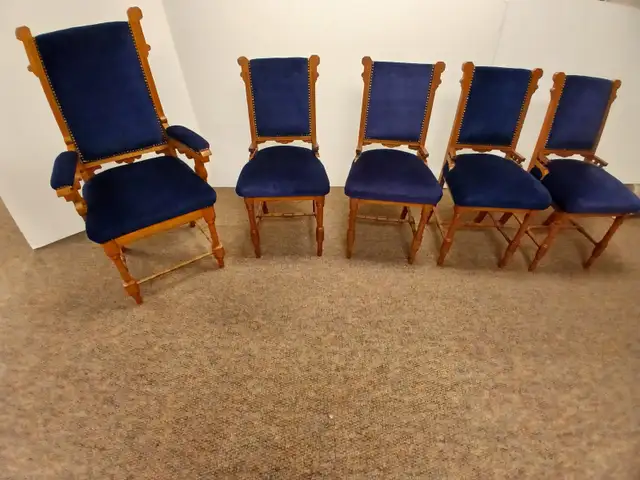Blue velvet chairs in Chairs & Recliners in Stratford - Image 2