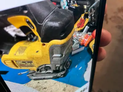 Voici une scie sauteuse Dewalt 20V, parfaite pour tous vos projets de découpe. Cette scie est fiable...